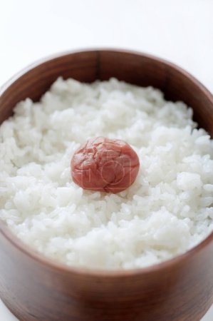 Téléchargez les photos : Cuisine japonaise, riz avec prune sur fond, gros plan - en image libre de droit