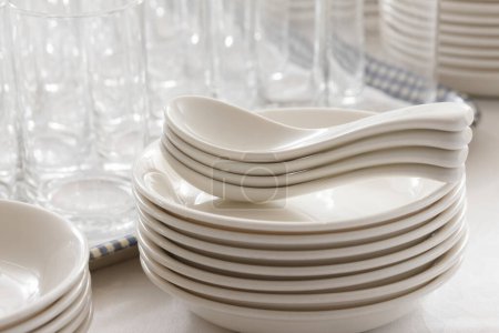 Téléchargez les photos : Divers plats propres vides sur la table - en image libre de droit