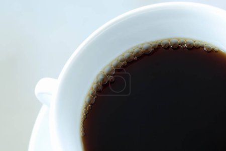Téléchargez les photos : Café noir en tasse blanche sur fond, gros plan - en image libre de droit