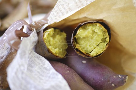 Téléchargez les photos : Savoureux japonais rôti patates douces - en image libre de droit