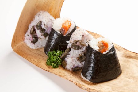 Téléchargez les photos : Une assiette en bois avec des sushis sur le fond, gros plan - en image libre de droit