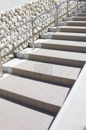 Foto de Escaleras escalones y escalones de un edificio moderno - Imagen libre de derechos