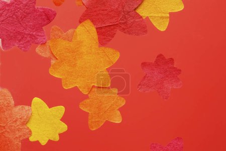 Fond automnal coloré avec feuilles d'automne découpées sur papier 