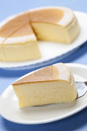 Téléchargez les photos : Vue rapprochée de délicieux cheesecake sur la table - en image libre de droit