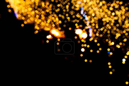 Téléchargez les photos : Fond de Noël avec des lumières bokeh dorées - en image libre de droit
