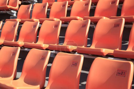 Téléchargez les photos : Un grand groupe de sièges dans un fond de stade - en image libre de droit