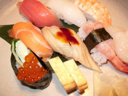 Téléchargez les photos : Sushis frais sur le plat - en image libre de droit