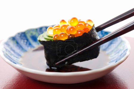 Foto de Un sushi con salmón y pepino - Imagen libre de derechos
