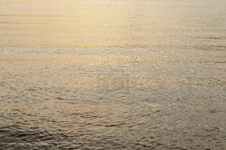 Téléchargez les photos : Magnifique coucher de soleil doré sur la mer sur fond de nature - en image libre de droit