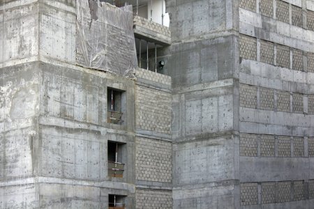 Téléchargez les photos : Construction de blocs de béton dans un bâtiment résidentiel - en image libre de droit