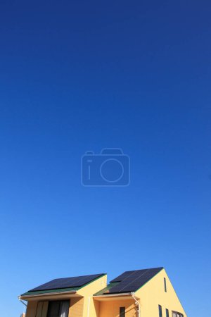 Téléchargez les photos : Panneaux solaires sur la maison avec ciel bleu - en image libre de droit