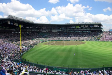 Foto de Partido de béisbol y la gente en el estadio Koshien, Hyogo, Japón - Imagen libre de derechos