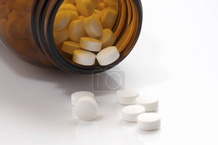 Téléchargez les photos : Pilules et bouteille sur fond blanc. concept médical. - en image libre de droit