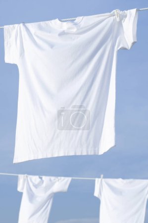 Téléchargez les photos : Vêtements séchant en ligne contre le ciel bleu - en image libre de droit