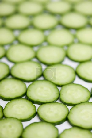 Téléchargez les photos : Concombre tranché sur fond blanc, gros plan - en image libre de droit