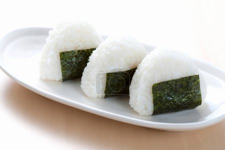 Téléchargez les photos : Onigiri, boules de riz japonaises, triangles de riz aux algues - en image libre de droit