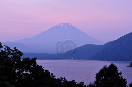 Foto de Fuji montaña y el lago Kawaguchiko en Japón al atardecer - Imagen libre de derechos
