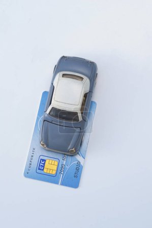 Téléchargez les photos : Voiture jouet et une carte de crédit sur fond, gros plan - en image libre de droit