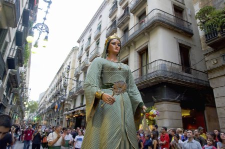 Téléchargez les photos : Défilé des géants à Barcelone. Fête nationale avec les sculptures géantes se promenant autour de la ville médiévale - en image libre de droit