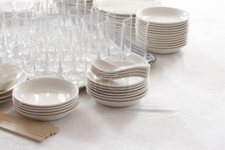Foto de Varios platos limpios vacíos en la mesa - Imagen libre de derechos