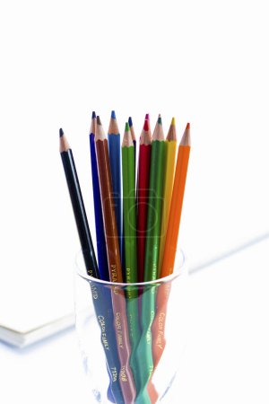 Téléchargez les photos : Crayons de couleur sur fond isolé, gros plan - en image libre de droit