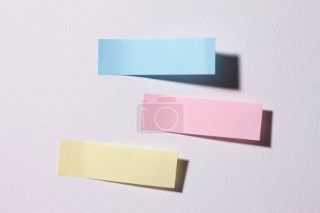 Foto de Notas adhesivas de colores en el fondo, de cerca - Imagen libre de derechos
