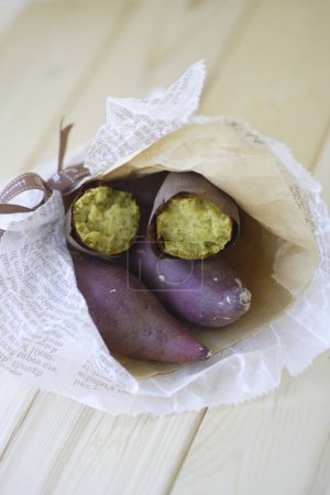  Japanische geröstete Süßkartoffeln in Papier