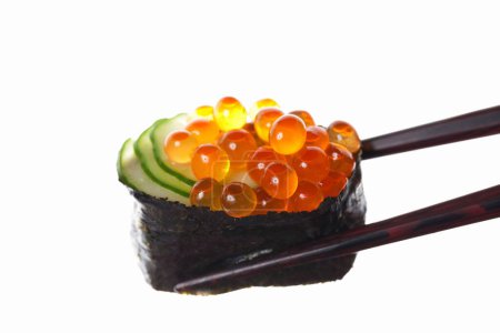 Téléchargez les photos : Un sushi au saumon et au concombre - en image libre de droit