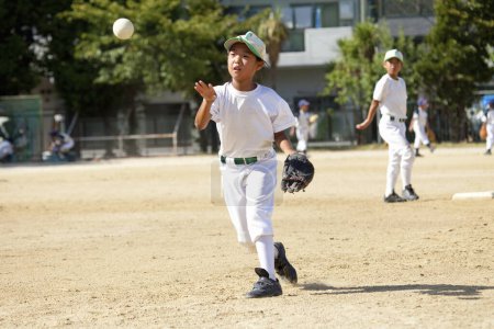 Foto de Japonés niño lanzador jugando béisbol, concepto de la Pequeña Liga - Imagen libre de derechos