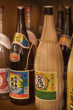Téléchargez les photos : Divers types de boissons alcoolisées de style japonais dans des bouteilles au restaurant au Japon - en image libre de droit