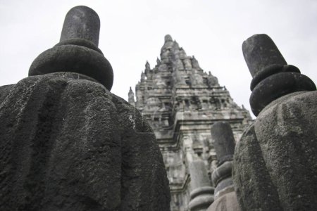 Foto de Templo Prambanan cerca de Yogyakarta en la isla Java, Indonesia - Imagen libre de derechos