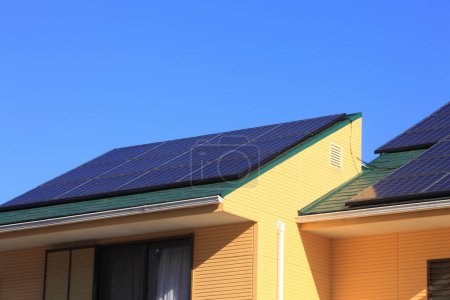 Foto de Paneles solares en casa con cielo azul - Imagen libre de derechos