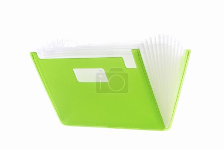 Téléchargez les photos : Dossier en plastique vert avec papiers sur fond blanc - en image libre de droit