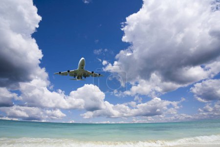 Foto de Avión volando en el cielo azul en el fondo de la naturaleza - Imagen libre de derechos