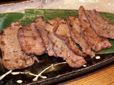 Foto de Vista de cerca de la deliciosa carne a la parrilla en un restaurante - Imagen libre de derechos