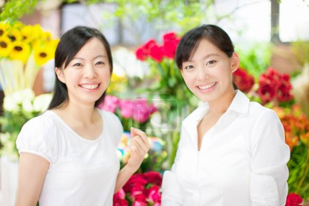 Foto de Retrato de jóvenes floristas japonesas en floristería - Imagen libre de derechos