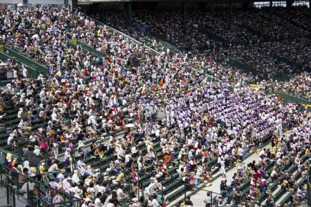 Téléchargez les photos : Match de baseball et fans au stade Koshien, Hyogo, Japon - en image libre de droit