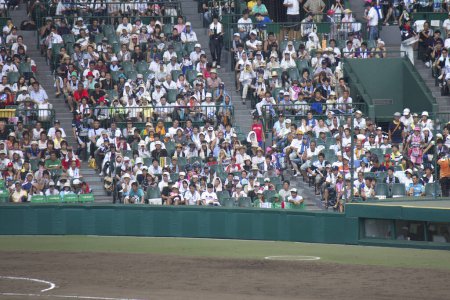 Foto de Partido de béisbol y aficionados en el estadio Koshien, Hyogo, Japón - Imagen libre de derechos