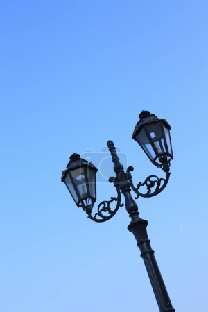 Téléchargez les photos : Lampadaire noir sur fond bleu ciel - en image libre de droit