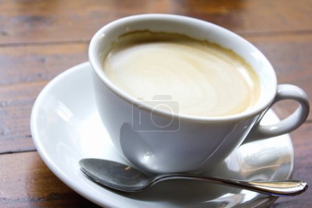 Téléchargez les photos : Tasse à café blanche sur fond en bois - en image libre de droit