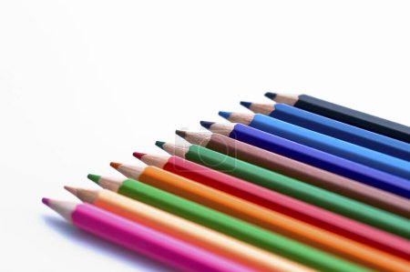 Téléchargez les photos : Crayons de couleur sur fond isolé, gros plan - en image libre de droit