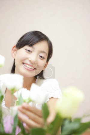 Téléchargez les photos : Fleuriste à des cours d'arrangement de fleurs. Floristique en master classes ou cours - en image libre de droit