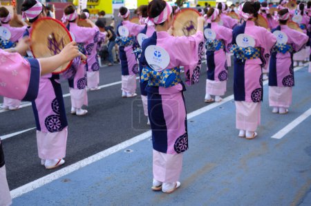 Foto de Hermosas bailarinas actúan en el Festival Hanagasa en Japón - Imagen libre de derechos