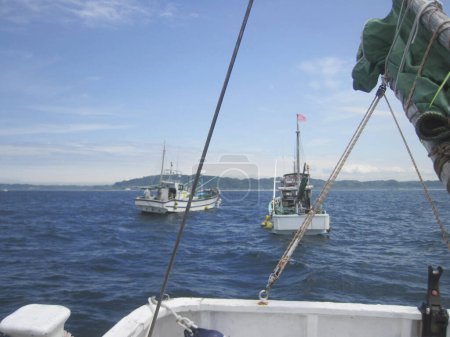 Foto de Barcos de pesca en el mar en el fondo - Imagen libre de derechos