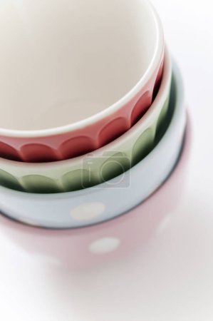 Foto de Cuencos de cerámica de colores aislados en blanco - Imagen libre de derechos