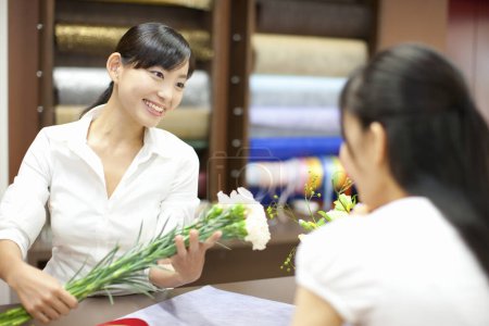 Téléchargez les photos : Portrait de jeunes Japonaises fleuristes en boutique florale - en image libre de droit