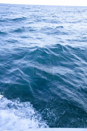 Foto de Superficie de agua azul y sol en el fondo de la naturaleza - Imagen libre de derechos