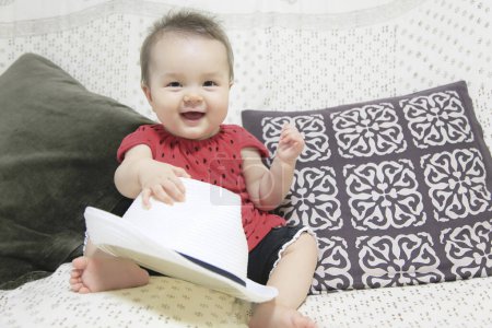 Foto de Primer plano retrato de linda niña japonesa en el interior del hogar - Imagen libre de derechos