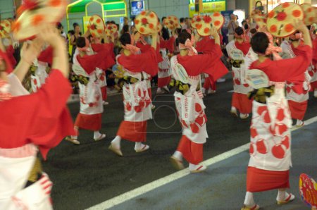 Téléchargez les photos : Danseuses au Hanagasa Festival au Japon - en image libre de droit