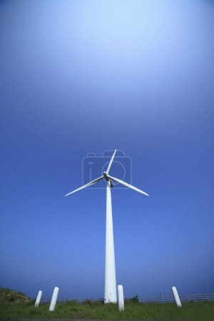 Foto de Turbina eólica con fondo de cielo azul - Imagen libre de derechos